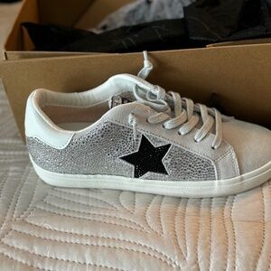 Brand NEW. Vintage Havana sneaker